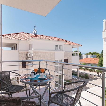 Cozy Apartment In Supetar With Kitchen Экстерьер фото