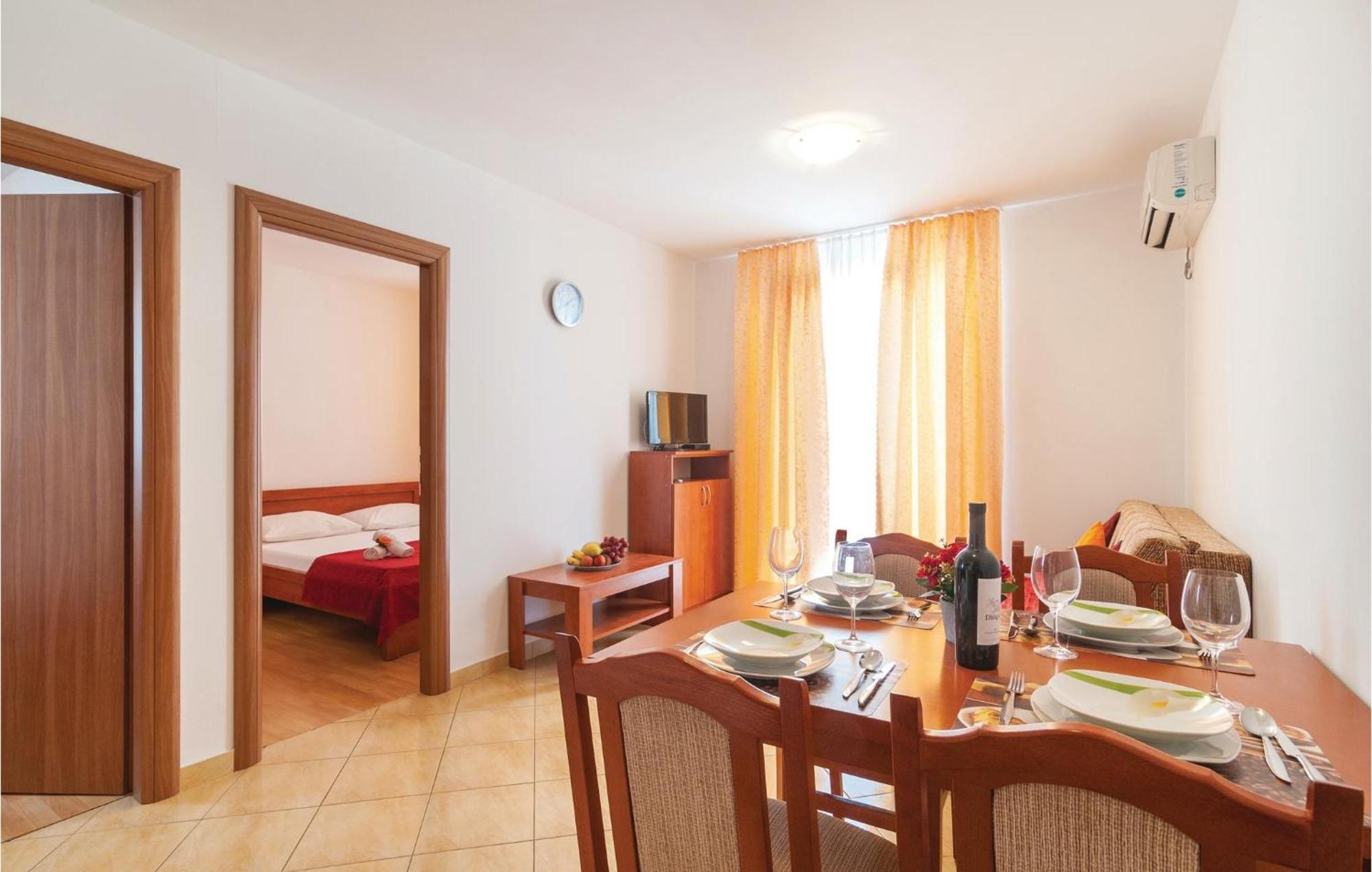 Cozy Apartment In Supetar With Kitchen Экстерьер фото