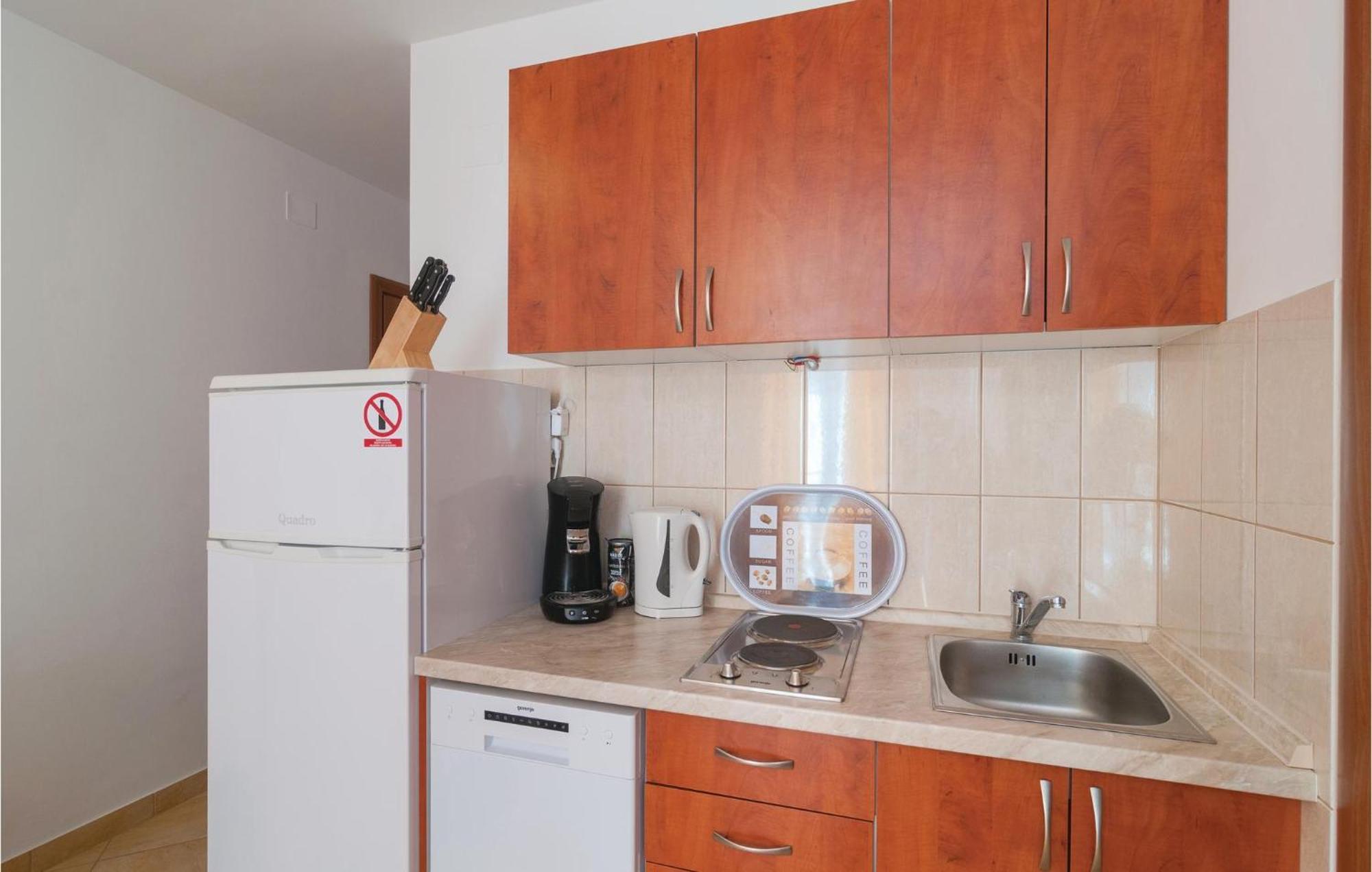 Cozy Apartment In Supetar With Kitchen Экстерьер фото