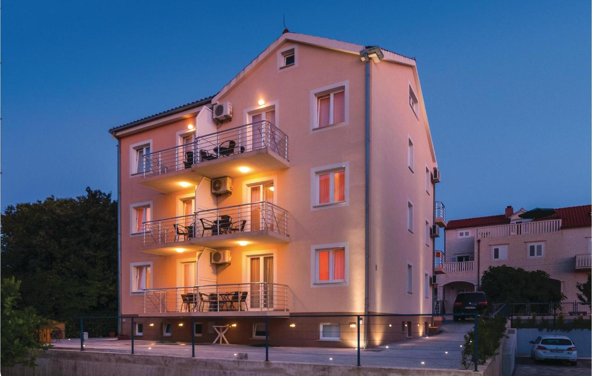 Cozy Apartment In Supetar With Kitchen Экстерьер фото