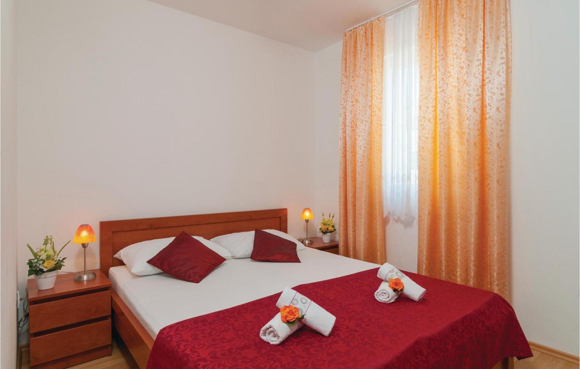 Cozy Apartment In Supetar With Kitchen Экстерьер фото