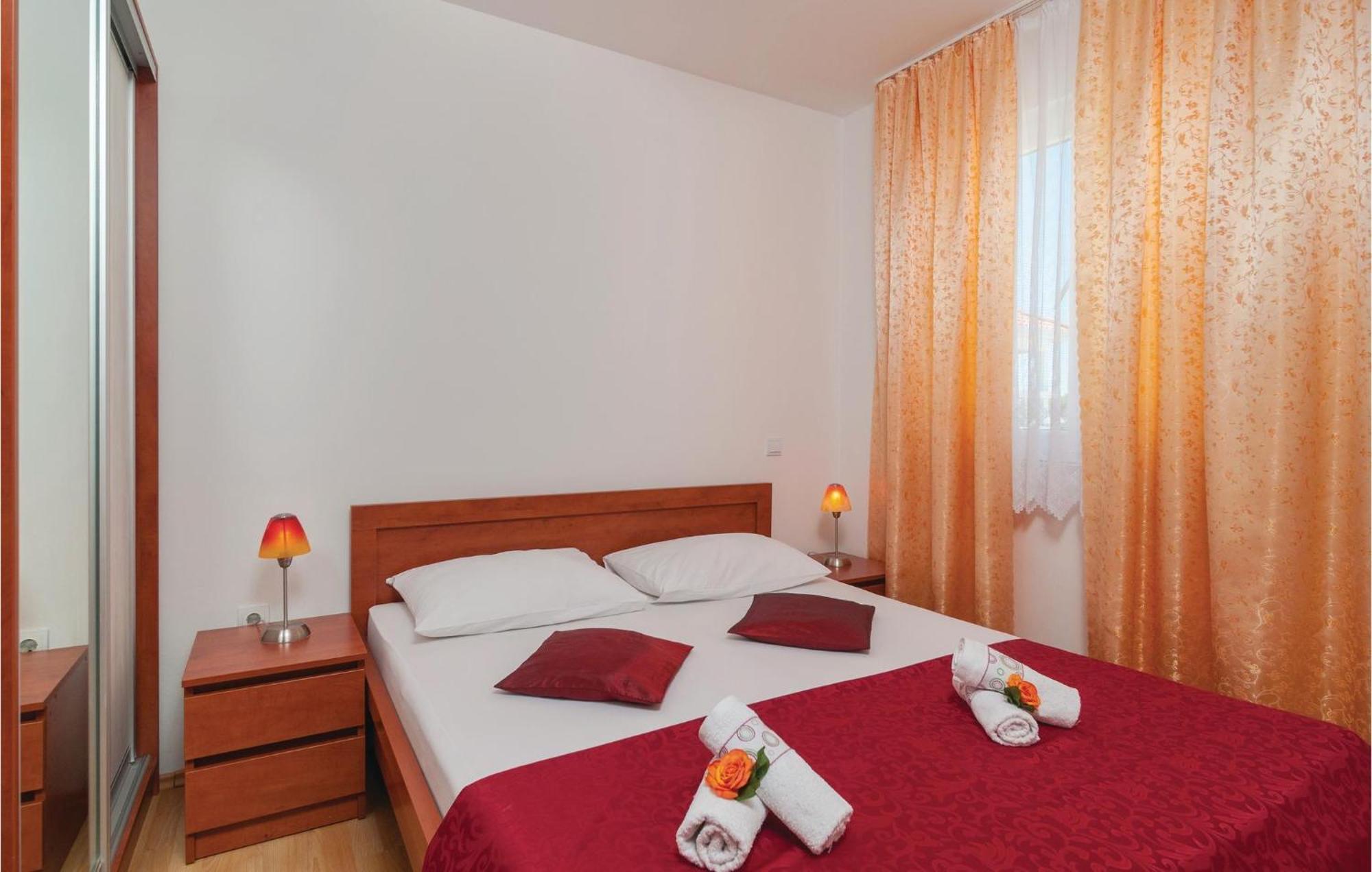 Cozy Apartment In Supetar With Kitchen Экстерьер фото
