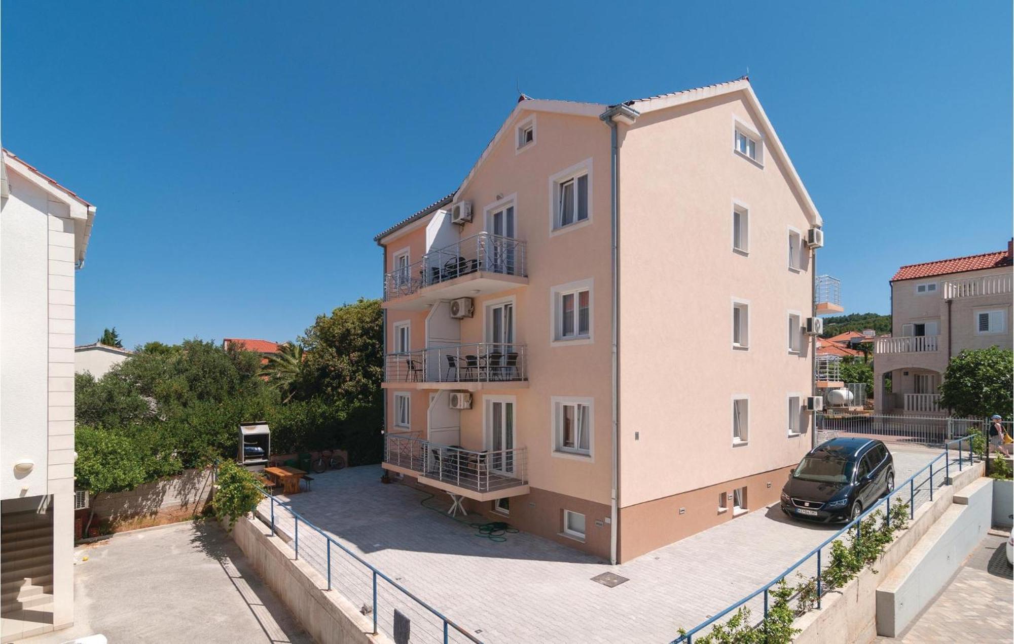 Cozy Apartment In Supetar With Kitchen Экстерьер фото