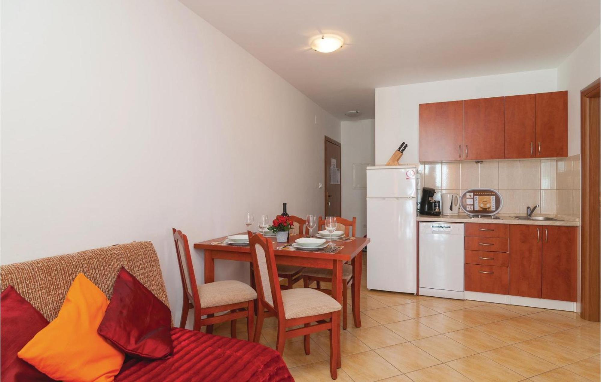 Cozy Apartment In Supetar With Kitchen Экстерьер фото