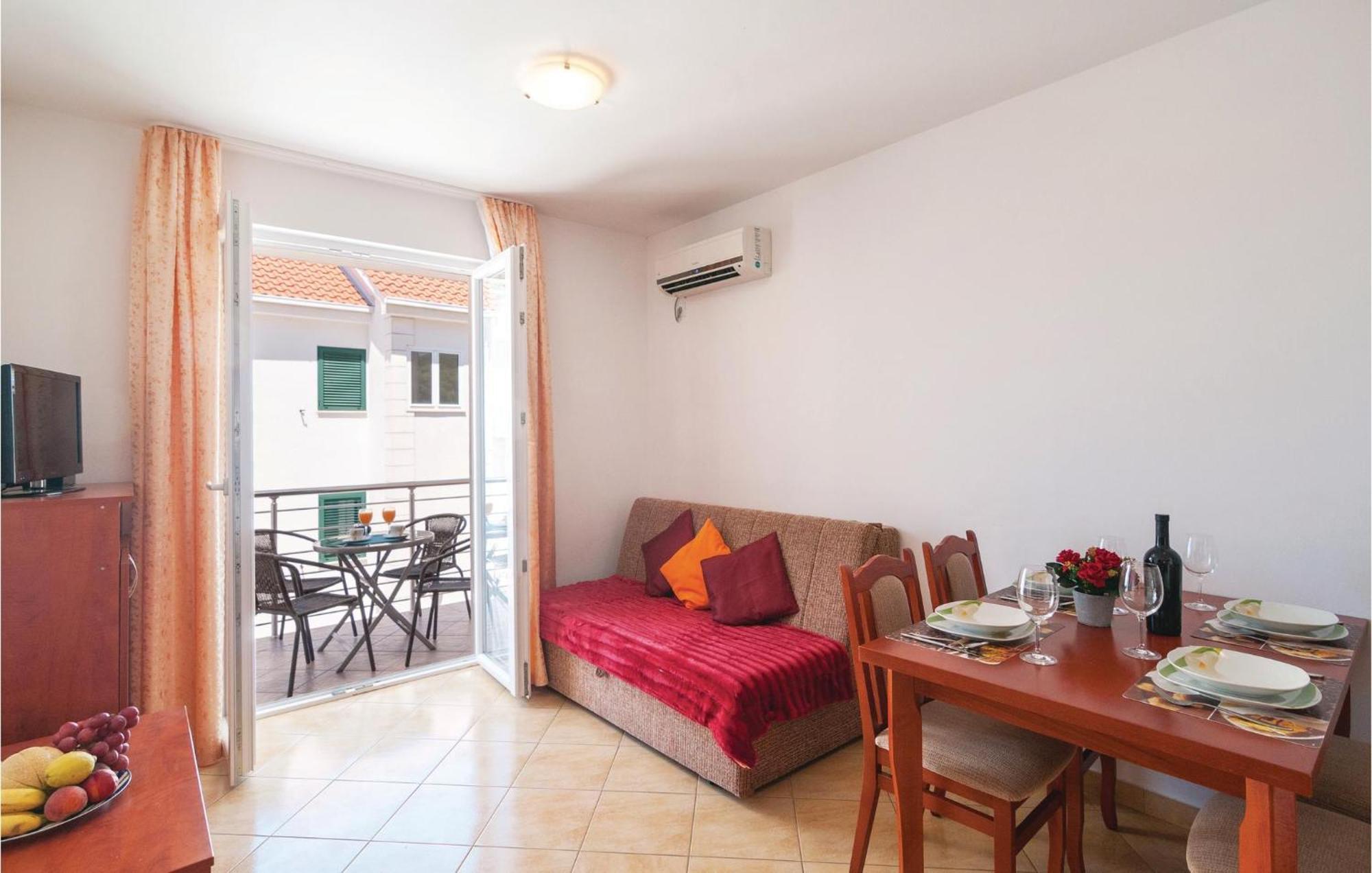Cozy Apartment In Supetar With Kitchen Экстерьер фото