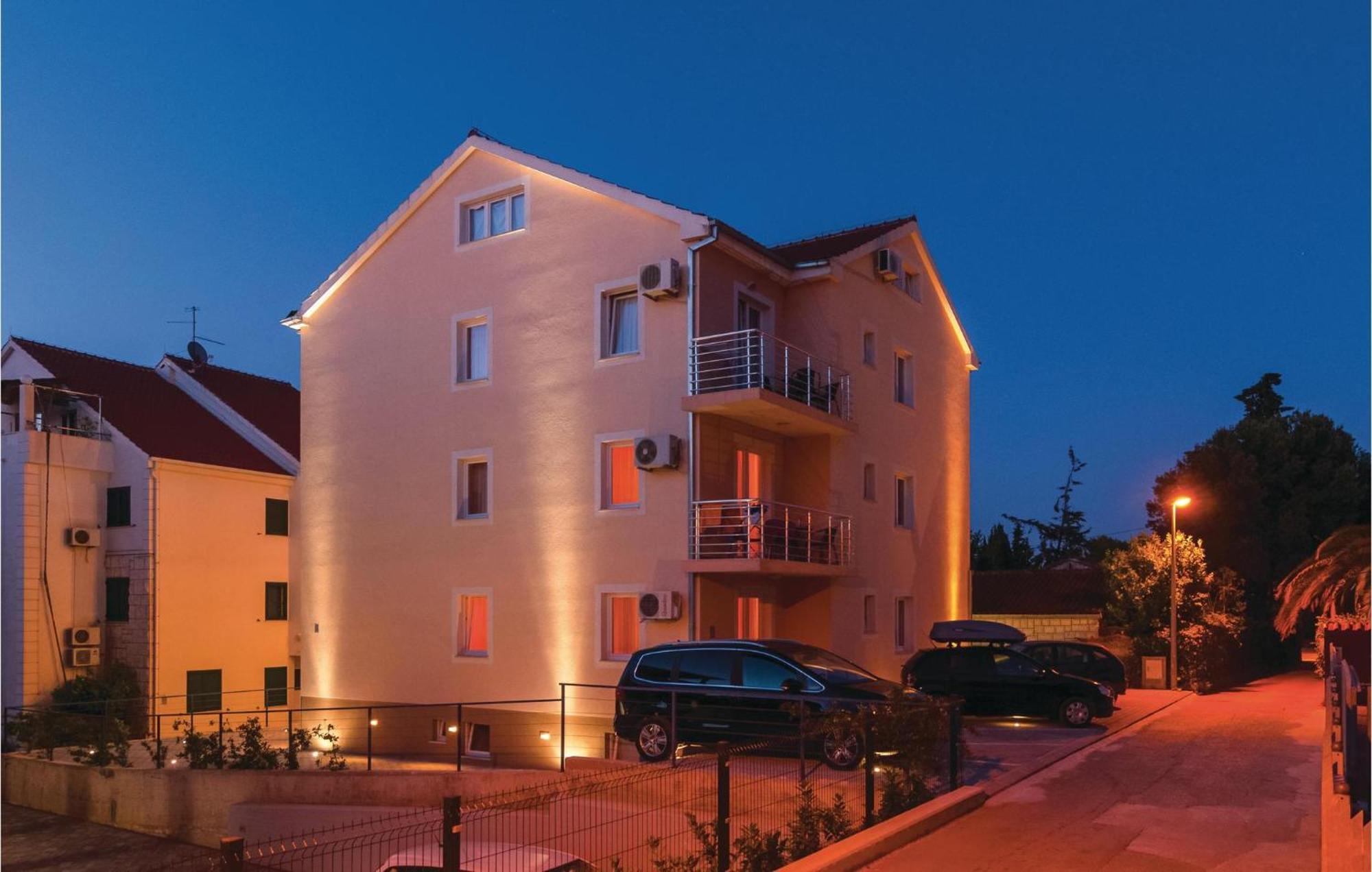 Cozy Apartment In Supetar With Kitchen Экстерьер фото