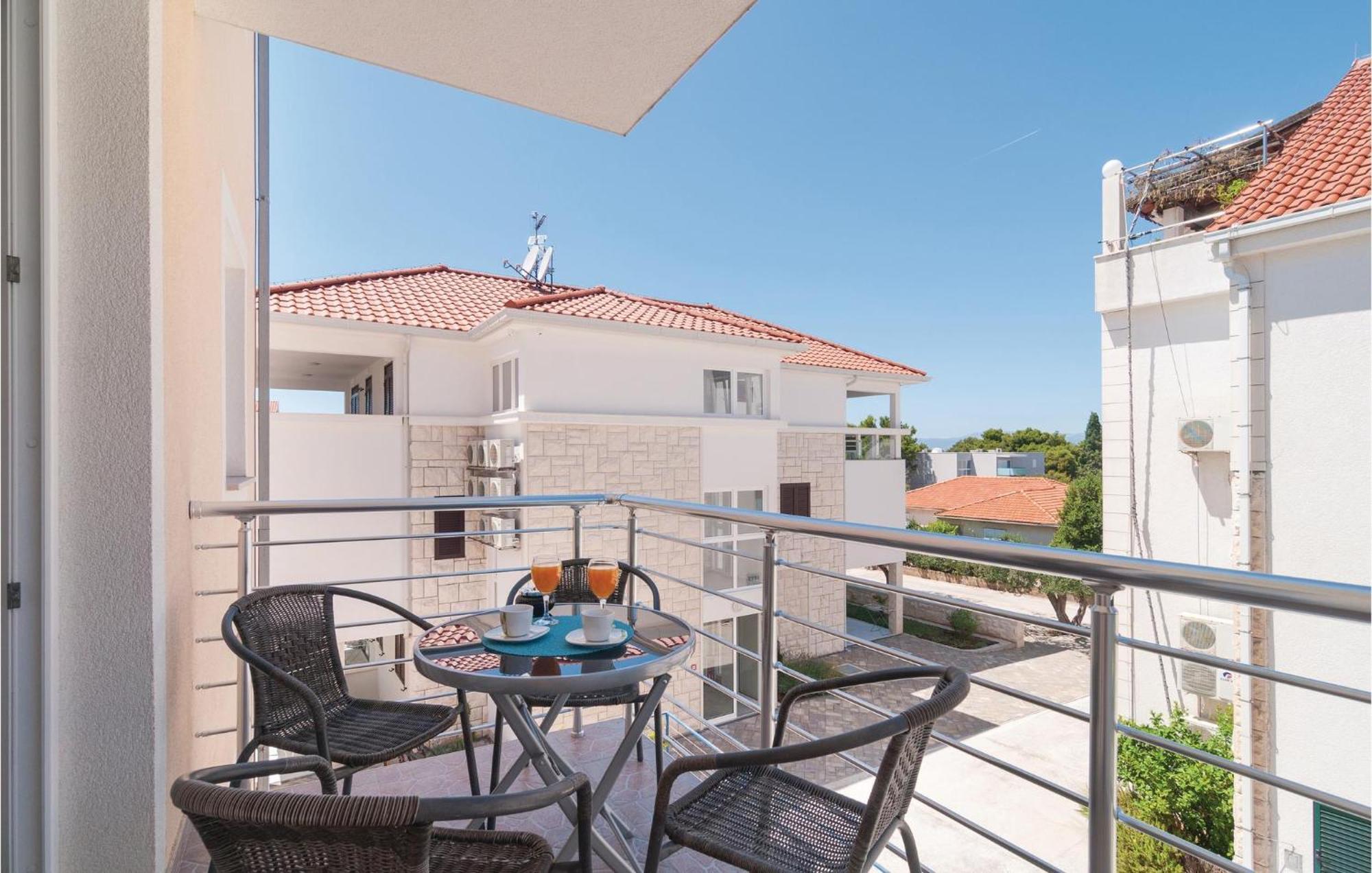 Cozy Apartment In Supetar With Kitchen Экстерьер фото